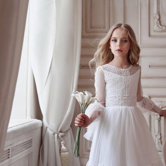 Tulle elegant dress with lace in a classic style for communion or a flower girl - Picture 2 of 3